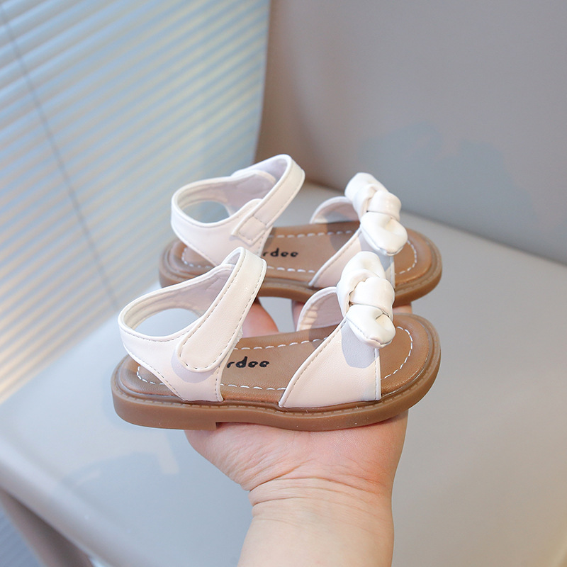 Sandálias para niñas 2026 verano nuevos zapatos infantiles bebés arco suave zapatos de princesa antideslizantes zapatos de playa