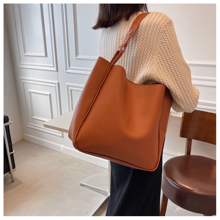300g Weight Magnetic Buckle Closure Type Single Shoulder Strap Strap Type Bucket Bag Bags Type Pu Leather Material Solid Color Pattern Streetwear Style Beige, Black Color Large Size Large Pu Leather Streetwear Bucket Bag 5