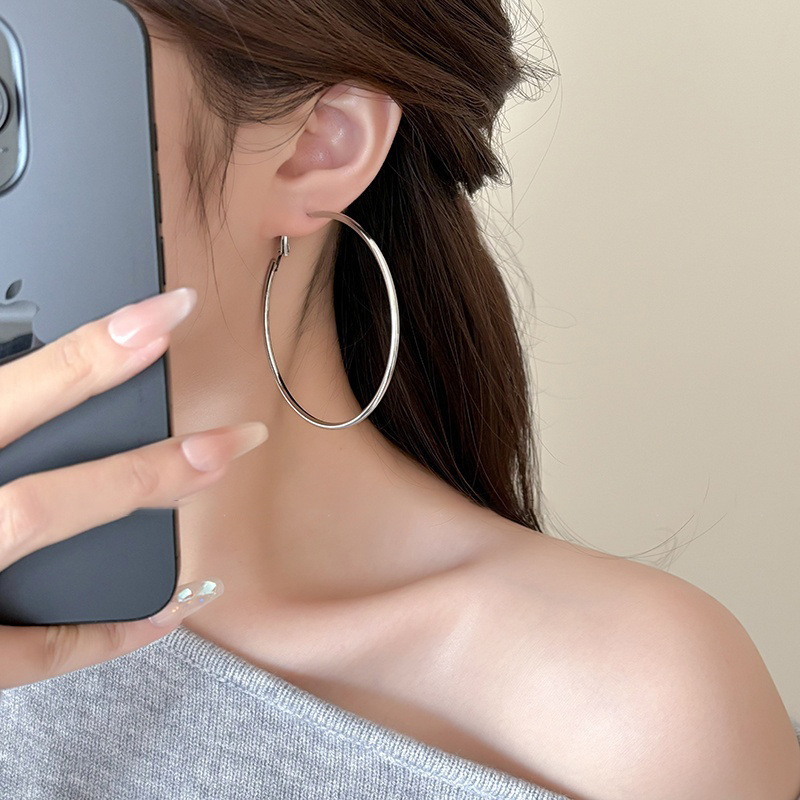 Pendientes de aro lisos para mujer, lujo ligero, pendientes de alta gama, pendientes populares, aretes de diseño exclusivo, aretes de otoño e invierno al por mayor