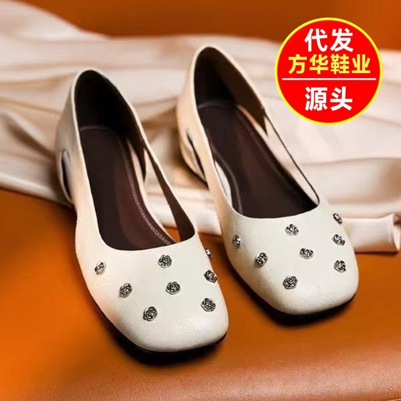 2026 nuevo verano remache flor delgada de altura interior aumentó suela suave ligera y resistente al desgaste zapatos de moda