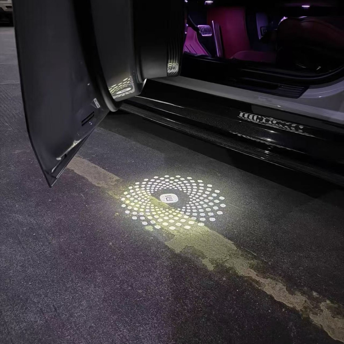 Aplicable a la lámpara de bienvenida Xiaomi SU7 su7Pro / MAX lámpara láser de proyección de puerta lámpara de suelo de atmósfera lámpara de automóvil