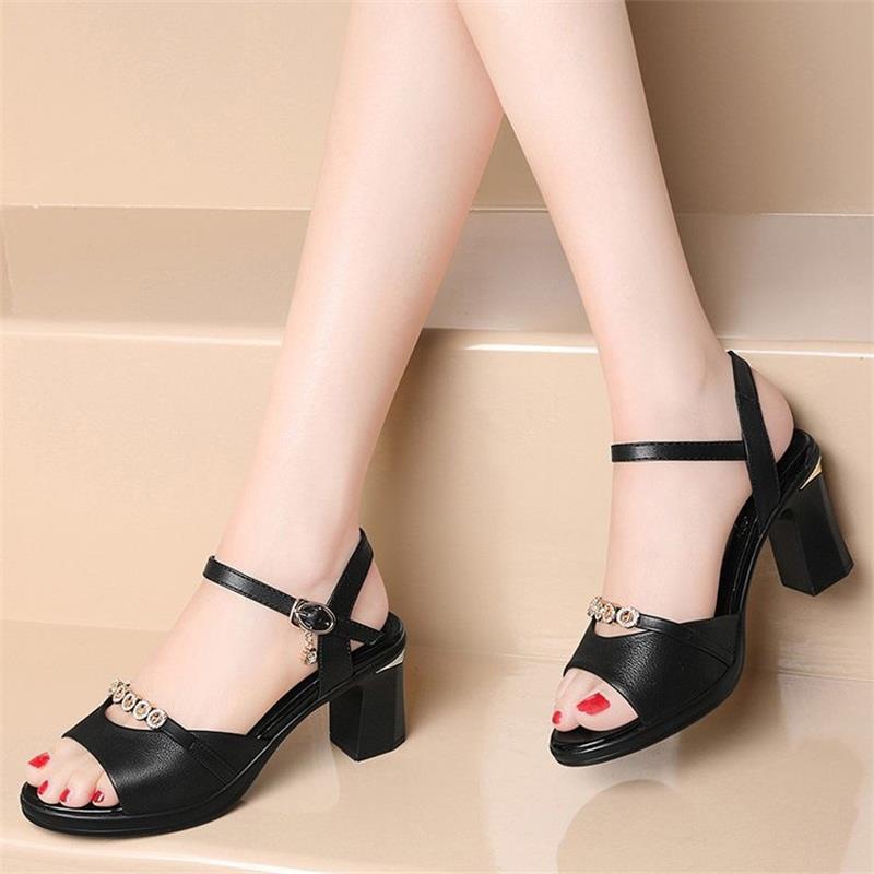 Sandalias de tacón alto de cuero suave para mujer en verano 2025 nuevo estilo de todo fósforo diamantes de imitación de tacón medio hebilla de una palabra zapatos de trabajo de tacón grueso