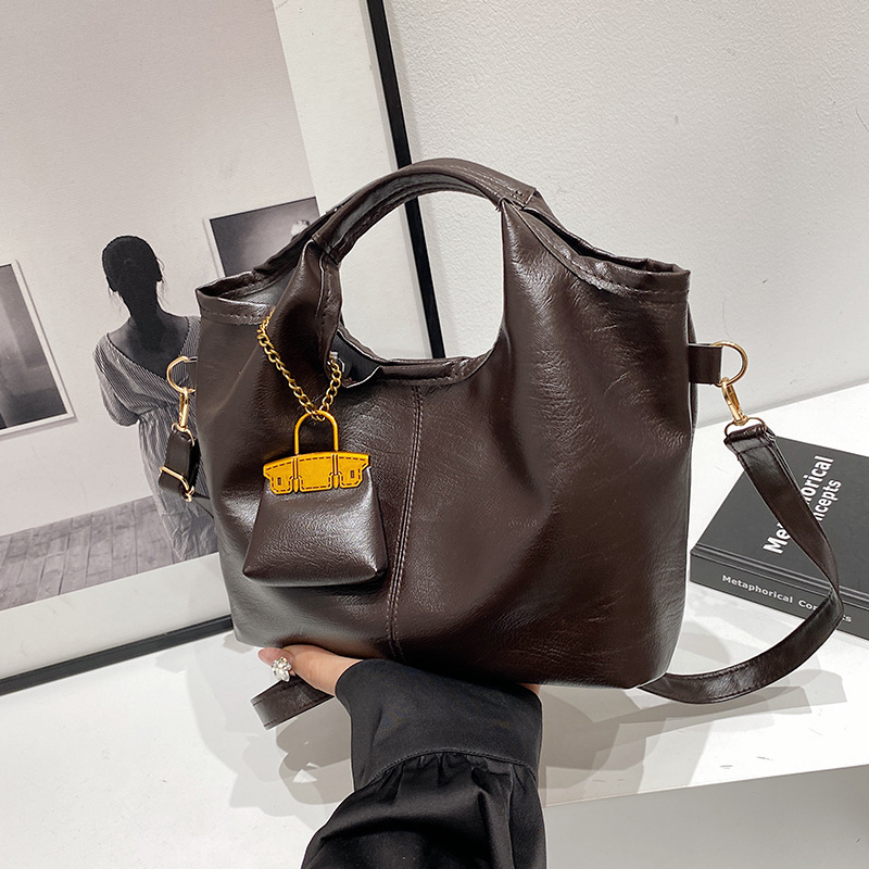 Bolsa de cubo retro 2024 nueva bolsa de hombro de gran capacidad, bolso de nicho elegante, bolso de cuero suave