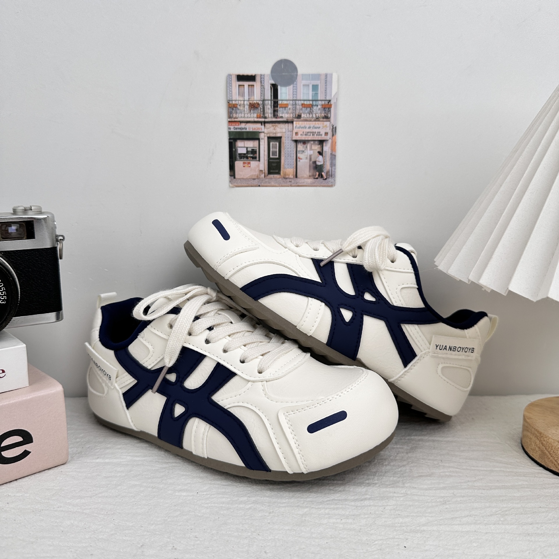 Yuanbo Agan De entrenamiento de zapatos para niños 2025 nuevos zapatos blancos de estilo explosivo, zapatos de skate casuales de nicho, zapatos de moda