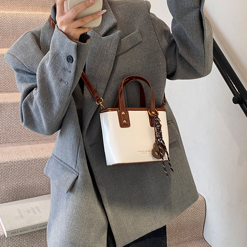 Otoño y invierno retro cera de cuero bolso de agua para mujeres 2024 nuevo estilo universal nicho bolso de hombro de alta calidad bolso portátil