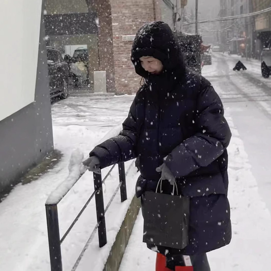 В наличии: Новая модель демисезонной женской куртки M-бренда 2025 года, утепленная, средней длины, с капюшоном, на 90% белом гусином пуху.