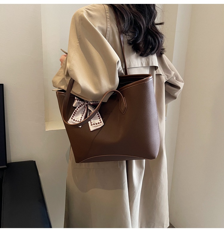 Women's Large Pu Leather Solid Color Vintage Style Square Zipper Tote Bag display picture 16