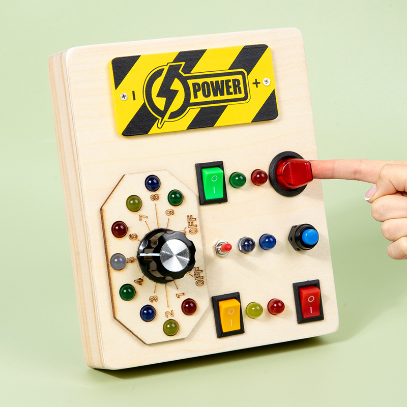 Juguetes transfronterizos CE y CPC comercio exterior niños educación temprana juguetes de madera ocupados interruptor de alimentación LED luz de tráfico 3 +