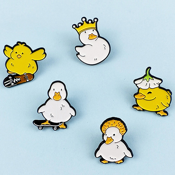 Broche de aleación de viento de ins creativo Insignia de ropa de pato de pollo de dibujos animados lindo para hombres y mujeres, decoración de bolsos, joyería de alfiler