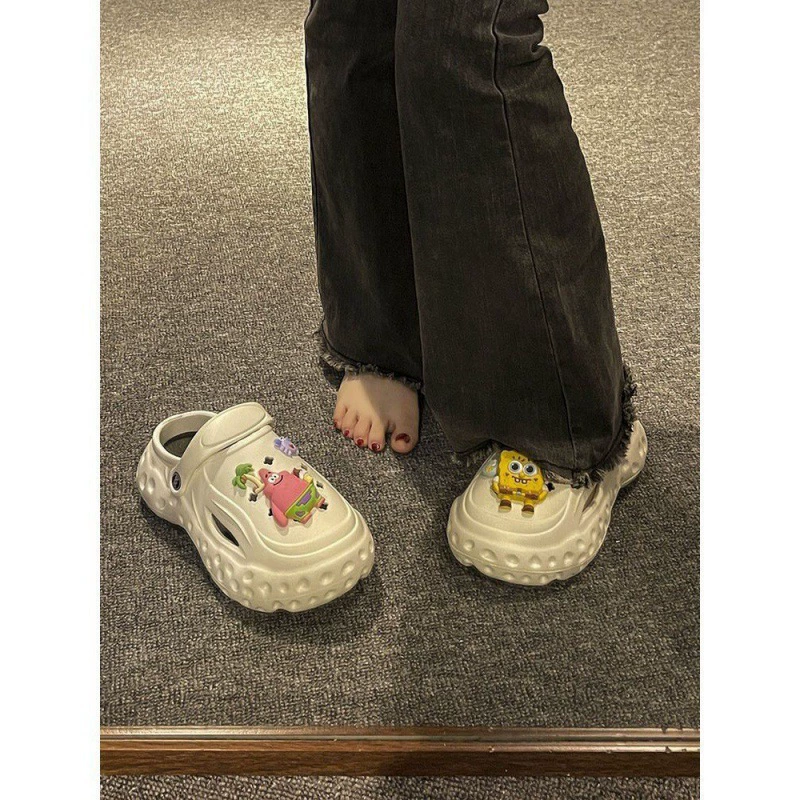 Обувь с дырочкой и тапочками для головы женщины носят модный мультфильм для дома в помещении толстая подошва пара нескользкие холодные тапочки летом