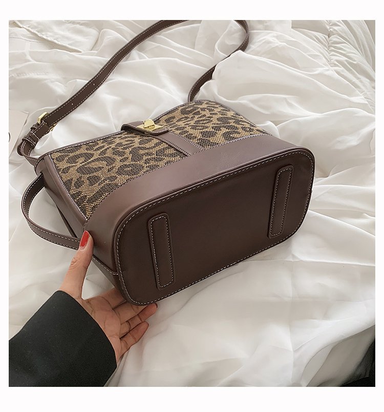 Retro New Bucket Bag Korean Fashion Hit Color Printing Leopard Print One-shoulder Messenger Bag display picture 3