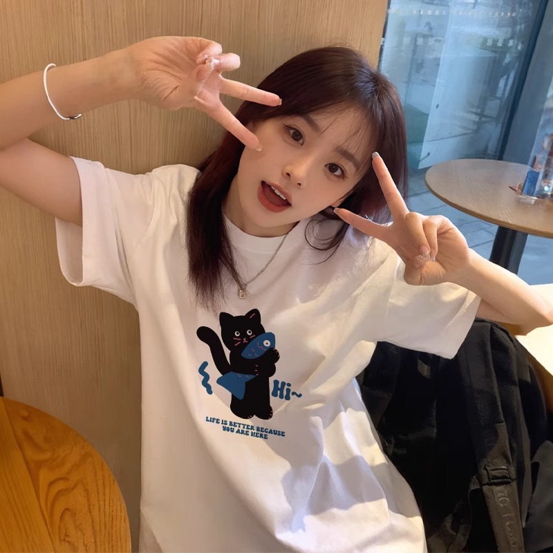 흰색(물고기를 먹고 있는 서 있는 고양이)