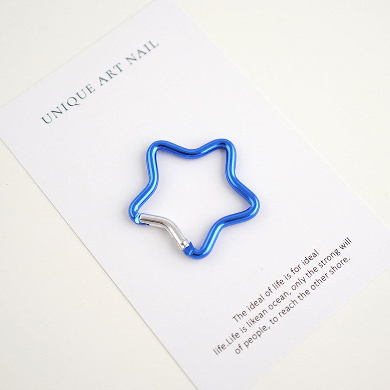 バックパックにフックを掛けて登山ボタンを掛けます。