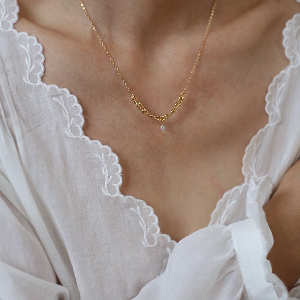 Model Show Zircon Inlaid Stainless Steel Necklace