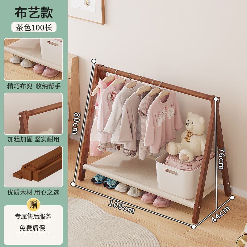 家庭用子供の寝室の赤ちゃんの家は床に落ちて服を掛けます。|undefined