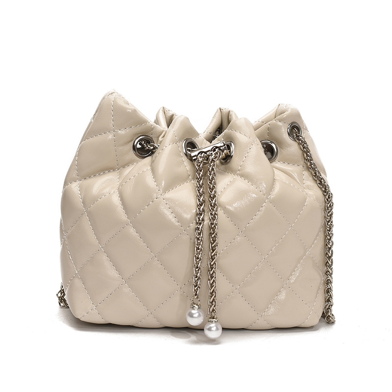 Bolso de cadena de diamantes para mujer 2025 nuevo bolso de cubo de nicho de sentido de alta gama salvaje bolso de mensajero de hombro popular de verano