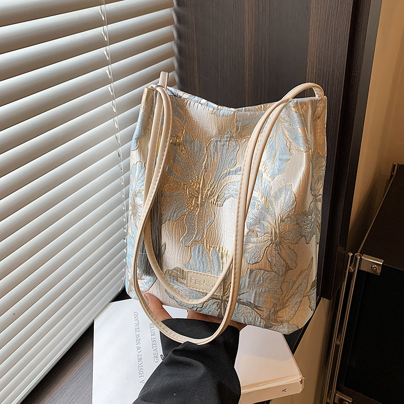 Personalización de fábrica nuevos bolsos de estilo chino para mujer verano nueva moda estilo nacional bordado bolso de cubo casual bolso de hombro de todo fósforo