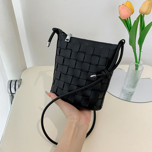Cross-border handwoven bags for women  new trendy shoulder bag Korean version fashionable solid color simple crossbody mobile phone bag