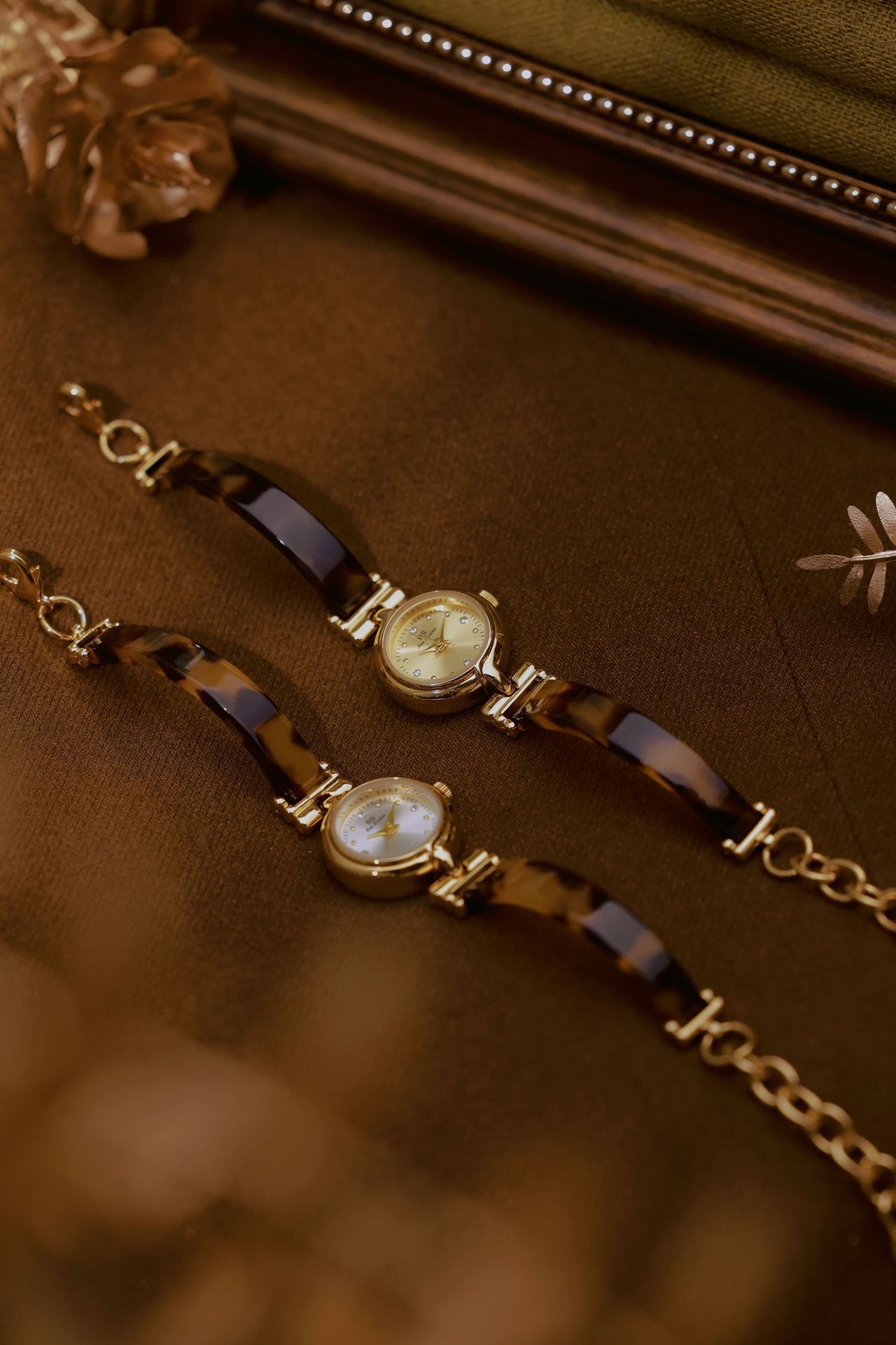 Elegant Simple Style Geometric Jewelry Buckle Quartz Watch Women's Watches display picture 3