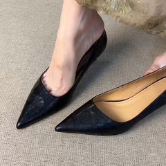 【現物】超柔らかい羊の皮のフランスの気質の先の浅い口の靴の女性の春秋の新型はスカートのハイヒールを配合します。