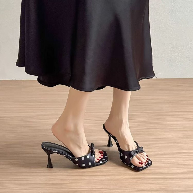 Cabeza cuadrada hermosa sandalias de tacón alto mujeres grasa pies anchos 2026 verano nuevo nicho de diseño de arco ondulado zapatillas frías image 3
