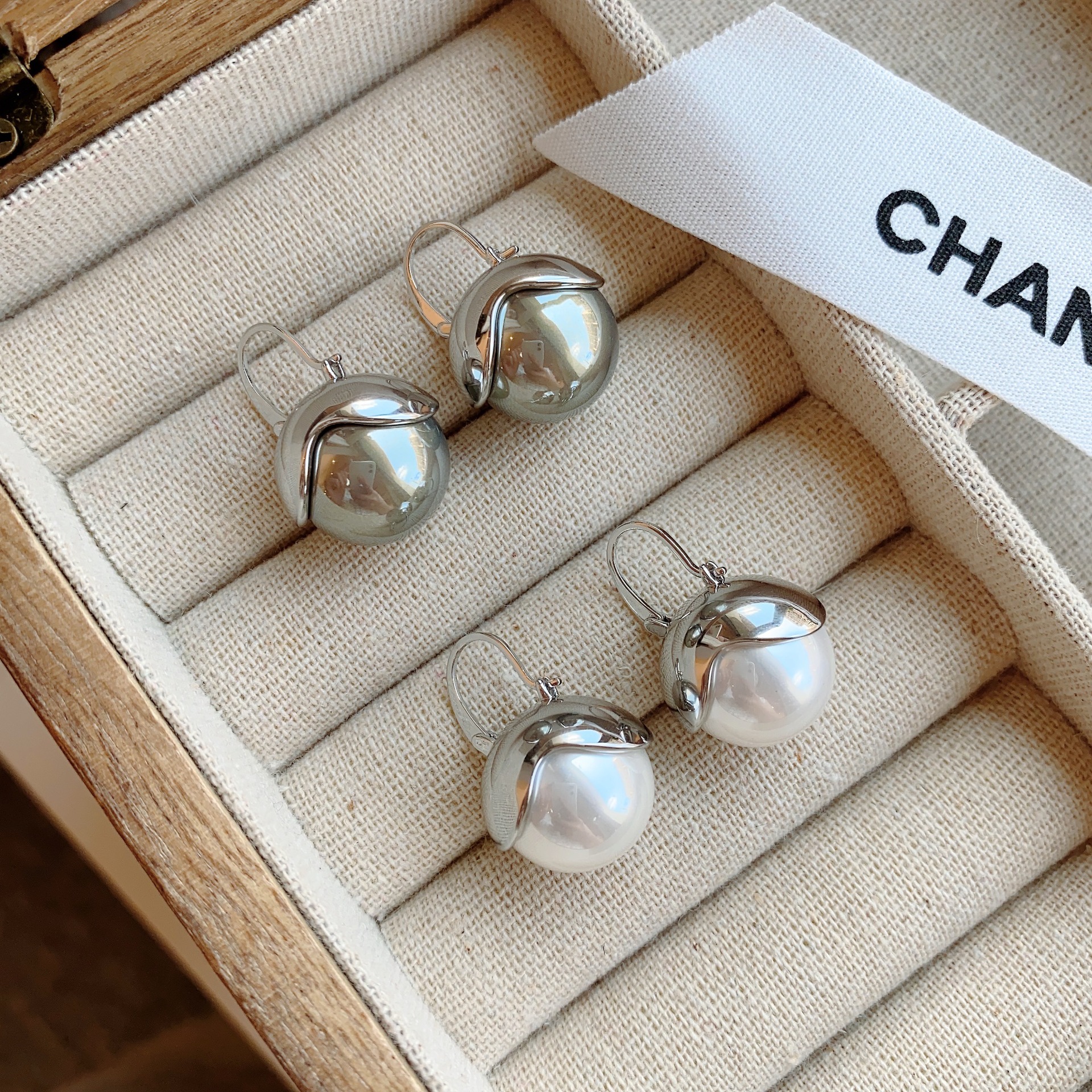 Francés retro Mori pendientes de perlas de las mujeres de lujo ligero de alta calidad de primavera y verano pendientes simples populares en línea celebridad 2023 pendientes