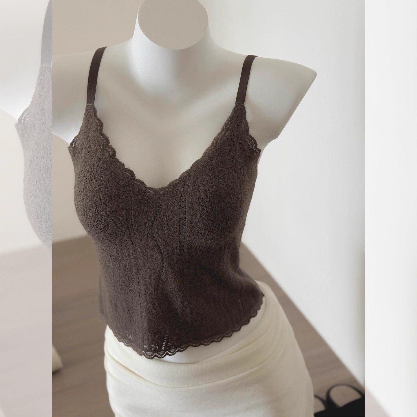 Brushed Lace Camisole with Chest Pads for Women, Suitable for Outerwear in Autumn and Winter, Can Be Worn under a Suit, with Beautiful Back Straps and Chest Pads, Super Top