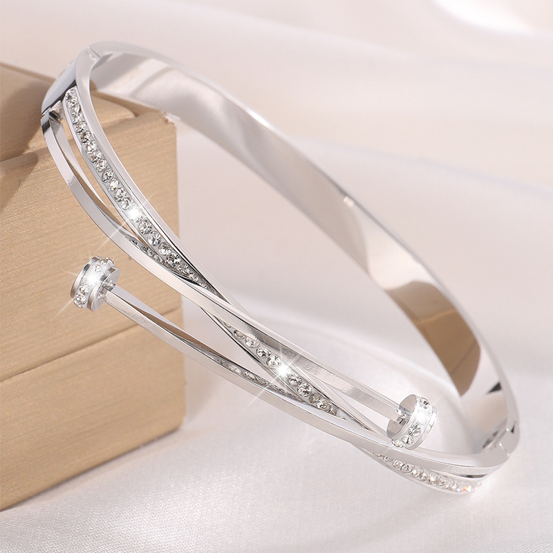 Brazalete de acero inoxidable para mujeres lujosas parejas japonesas y coreanas plateadas Mobius acero titanio joyas de diseño personalizado brazalete