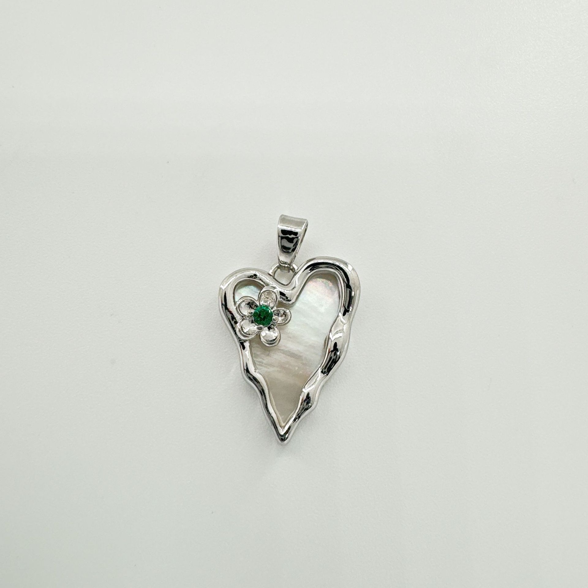 7g Weight Pendant Jewelry Making Type 21mm Jewelry Making Size Shell, Zircon Inlay Material DIY Jewelry Accessories Classification 1 Piece Quantity Copper Material Heart Shape, Flower Pattern Inlay Design Simple Style, IG Style Style 1 Piece 21mm Copper Shell Zircon Heart Shape Flower Pendant 8