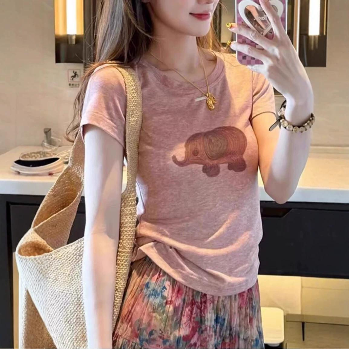 Áo thun nữ ngắn tay in hình voi nhỏ phong cách dịu dàng — màu hồng chi tiết 3