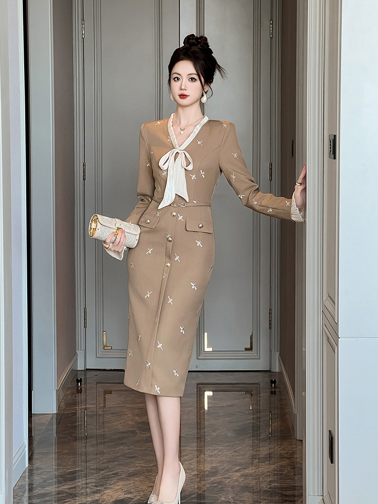 Đầm ôm body nữ cổ chữ V thêu nơ phong cách Pháp — Màu kaki