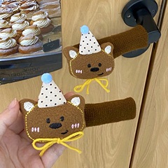斑点が可愛い帽子をかぶっています。熊のドアの取っ手は凍らないでください。