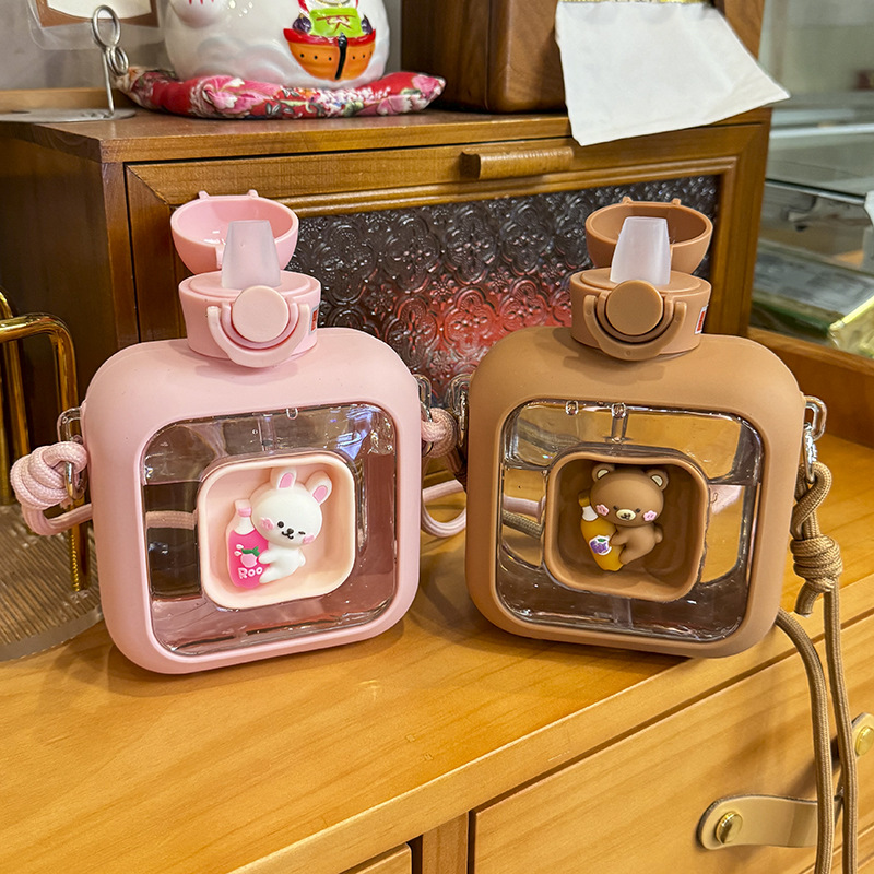 Bailiyou Niedlicher Mädchen-Trinkbecher mit großem Fassungsvermögen, Umhängetasche und Strohhalm, tragbar, mit Cartoon-Motiv, aus hochwertigem Kunststoff, 700 ml_voghion.com