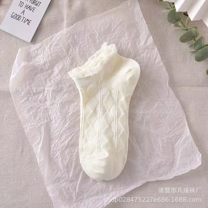 Calcetines cortos de moda del tobillo de la muchacha versátil del estilo coreano para los estudiantes Calcetines en relieve tridimensionales de encaje blanco calcetines de mujer primavera y verano