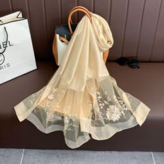 秋冬の新型刺繍のシルクのスカーフの女性の優雅な百合のお母さんのモデルのシルクのウールの刺繍のファッションのマフラーの卸売り