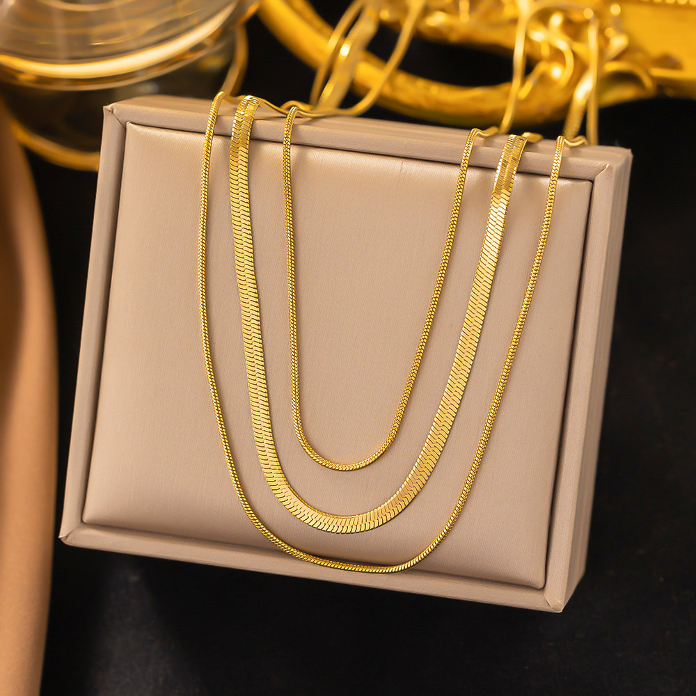 [collar de acero de titanio dorado + acero] collar de amor de nicho con cadena de clavícula avanzada en la moda de lujo ligero femenino