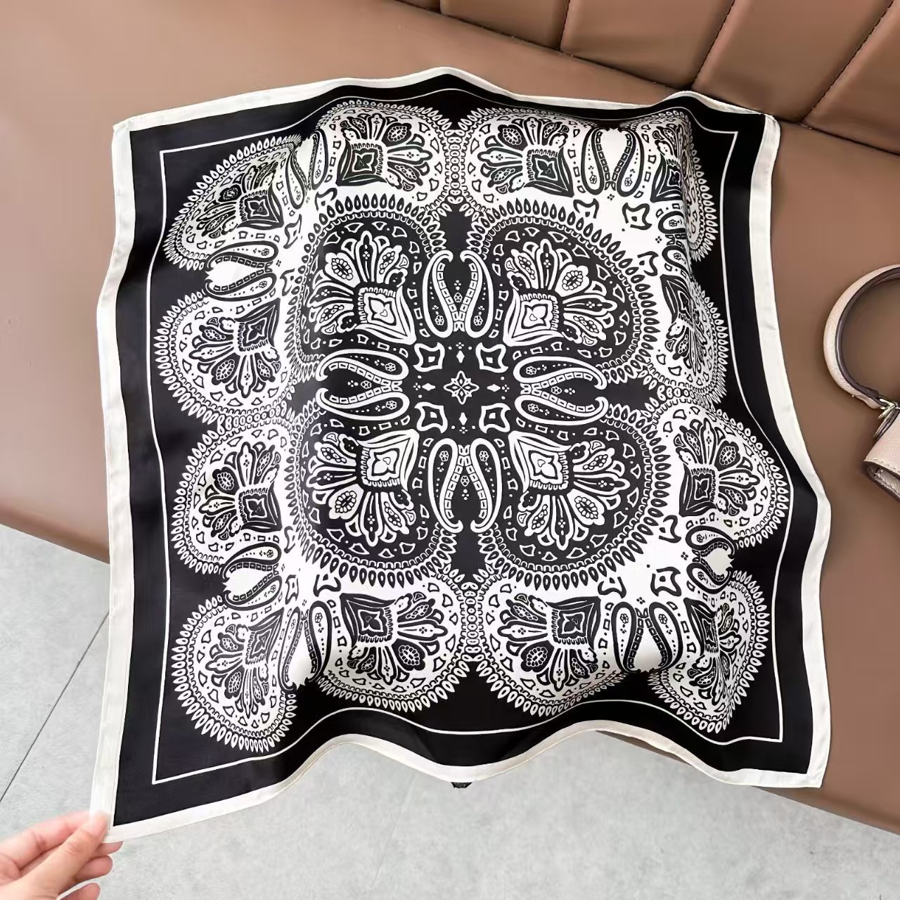 軽い豪華な北欧風の紫色の朝顔の花のプリントの绢糸のスカーフの女性の高級な気質の100% シルクの小さい方のタオル