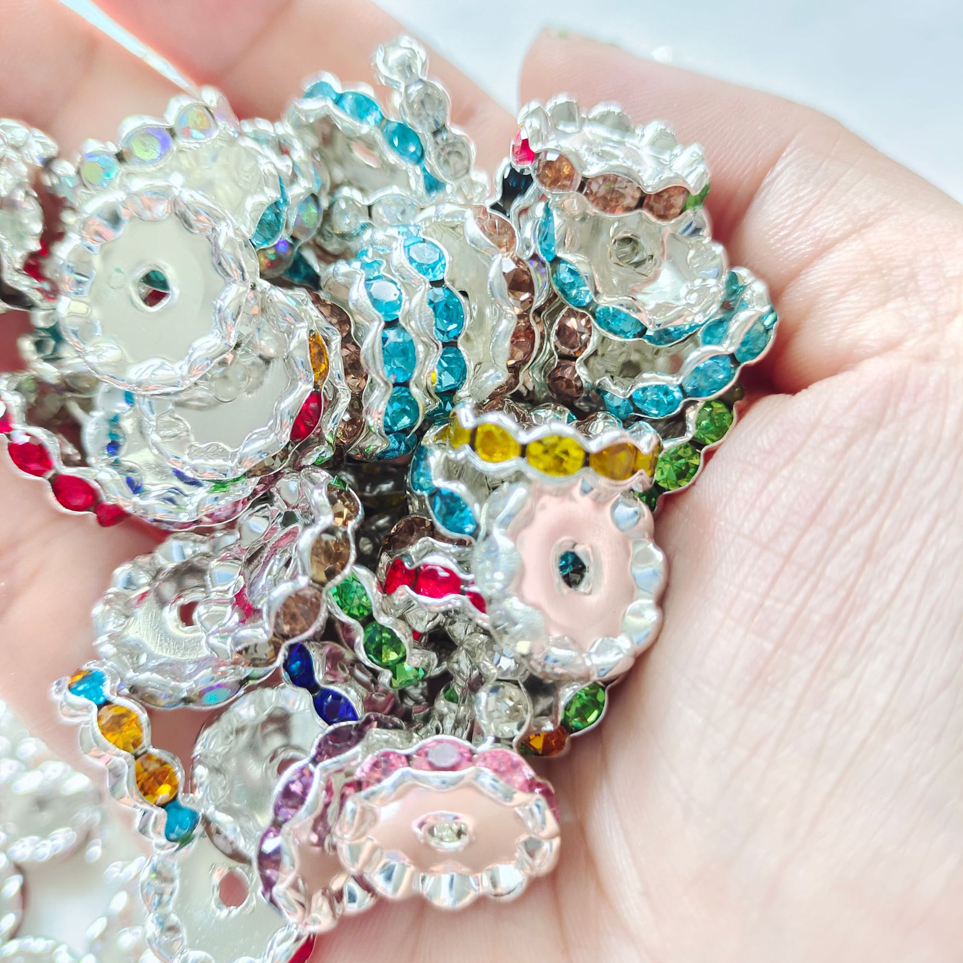 国境を越えて人気のある15mm銀色のビーズを隔てた円形のドリルリング車の輪の波の縁にドリルの部品を入れます。