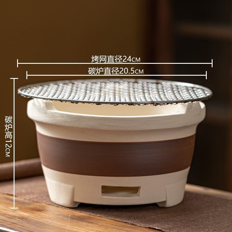 囲炉裏でお茶を煮ます。冬の屋外でオーブンを焼きます。|undefined