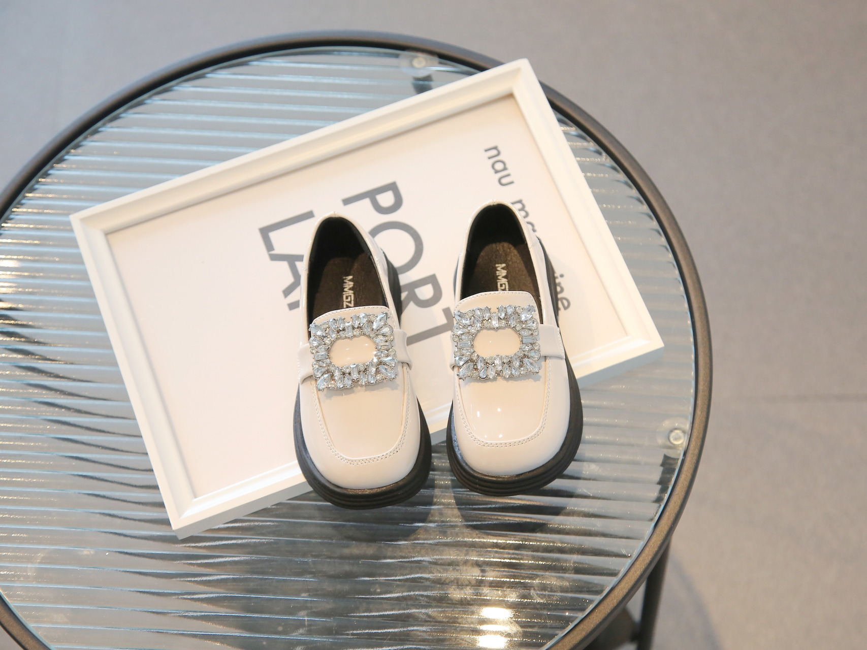 Versione coreana di mocassini con grandi diamanti e fibbia quadrata, scarpe di pelle nera, scarpa singola da ragazza,_voghion.com