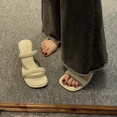 女性のための厚いヒールのストラップ付きサンダル 2025 夏の新しいスタイルのアウターウェアフレンチレトロな気質のハイヒールサンダル