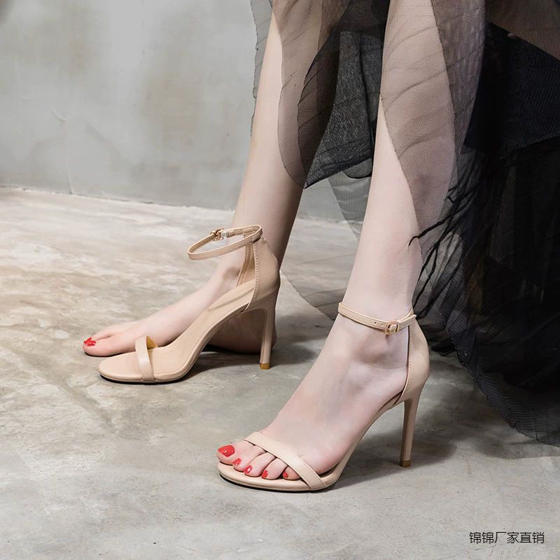 Черная сексуальная пряжка фея ветреная сандалии женские 2024 новые дикие кровати на высоких каблуках