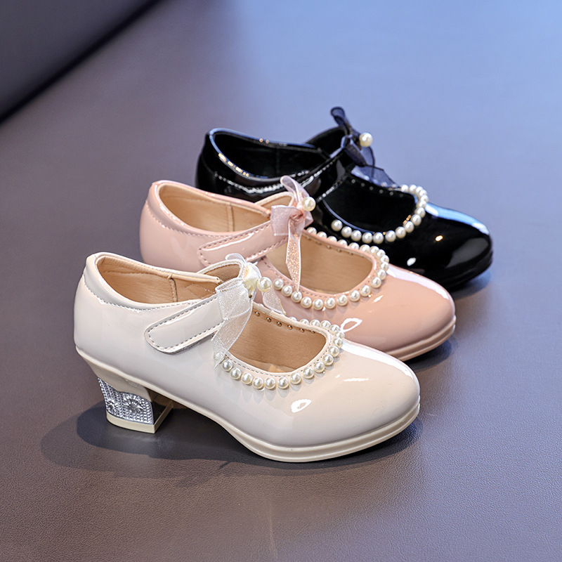 Zapatos de niñas verano 2026 nuevos zapatos de princesa de niños de tacones gruesos zapatos de lefour de niña pequeña zapatos de cuero