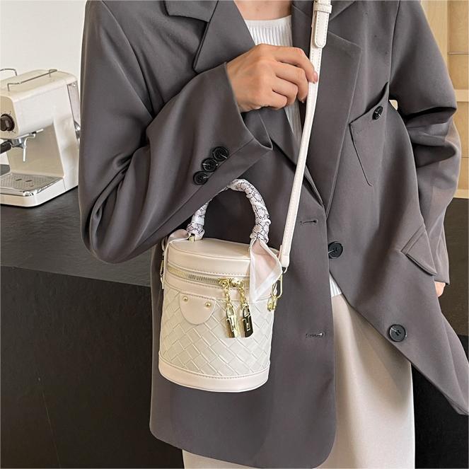 Nicho tejido de alta sensación bolso de mano mujer 2024 verano nuevo estilo versátil bolso de tendencia bolso de balde de explosión