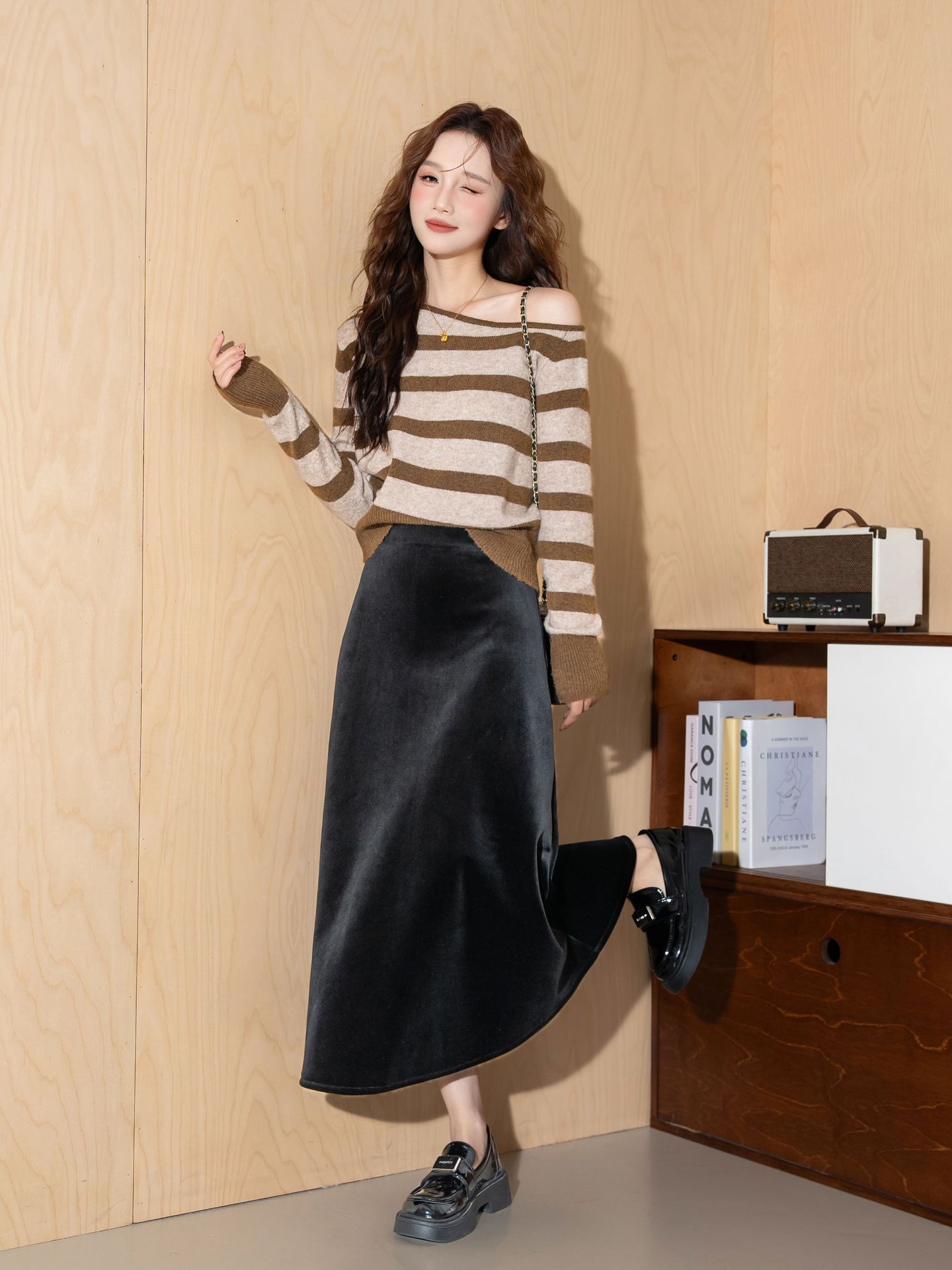 GraceChic 2024 Nuovo abito nero lucido e fluente in stile Hepburn, autunno inverno, gonna midi in pile lungo in velluto a sirena per donna_voghion.com