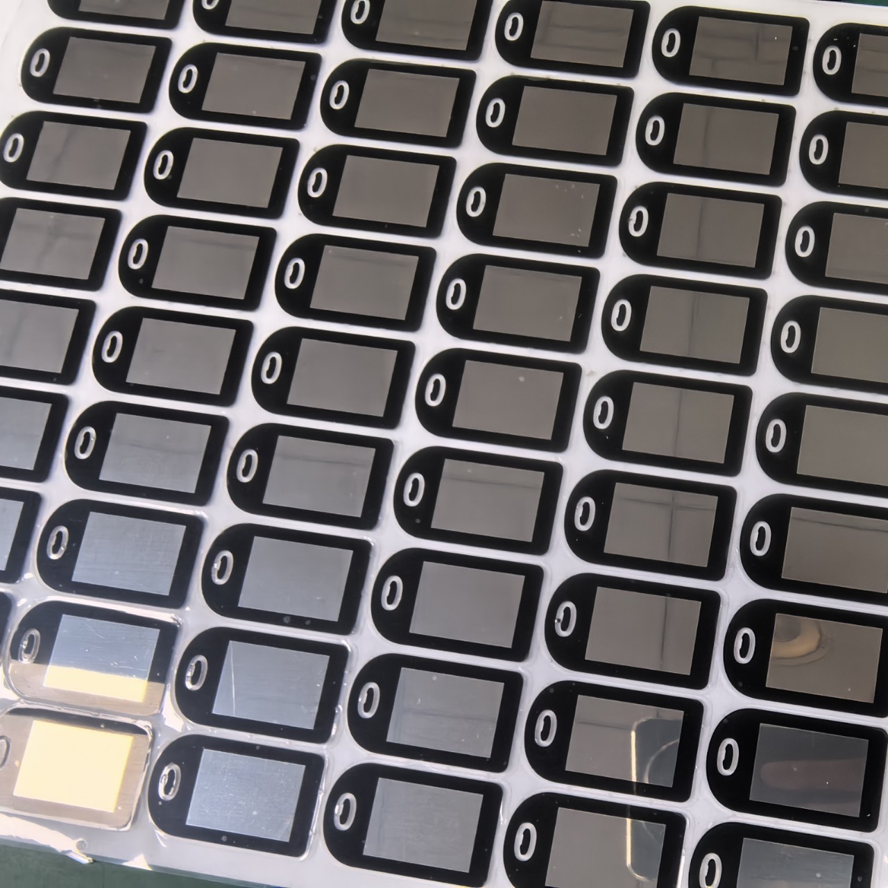 CNC精雕印刷蓝牙耳机LR充电仓PC镜片面板半透视窗银色显示镜片