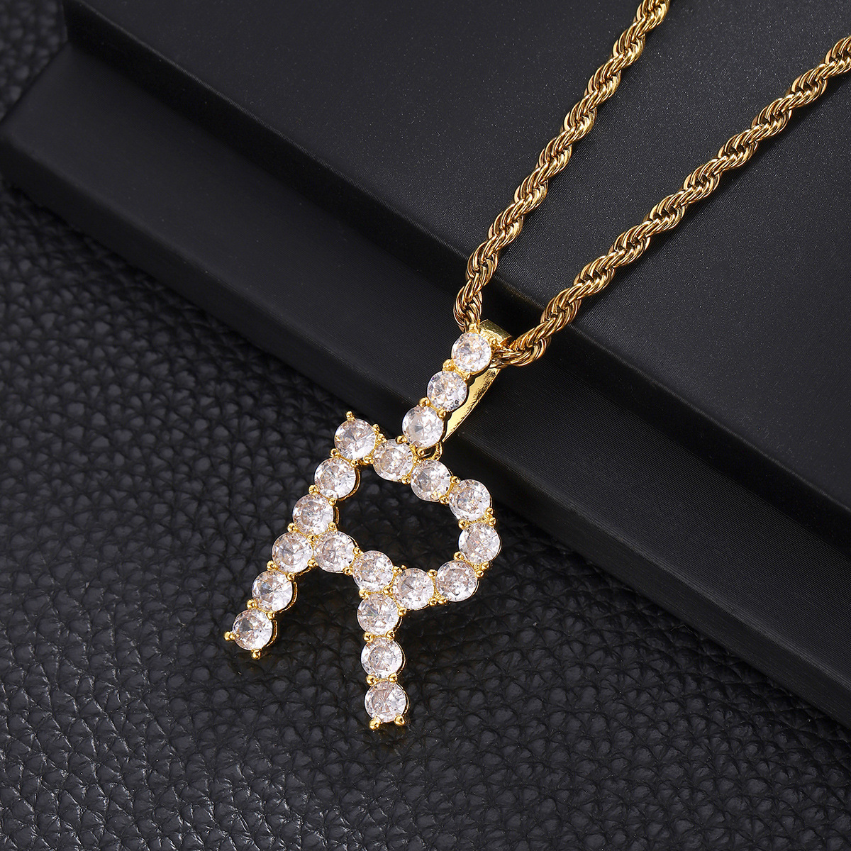 Moda cross-border rock hip-hop punk zircon cursiva colgante al por mayor personalidad de joyería de alta humedad