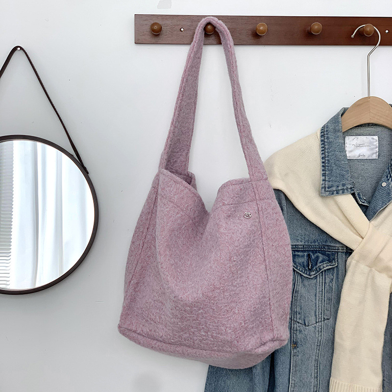 Bolso de hombro para niñas, sentido de alta gama, nicho, gran capacidad, otoño e invierno, bolso de franela de color sólido, bolso de mensajero ins al por mayor