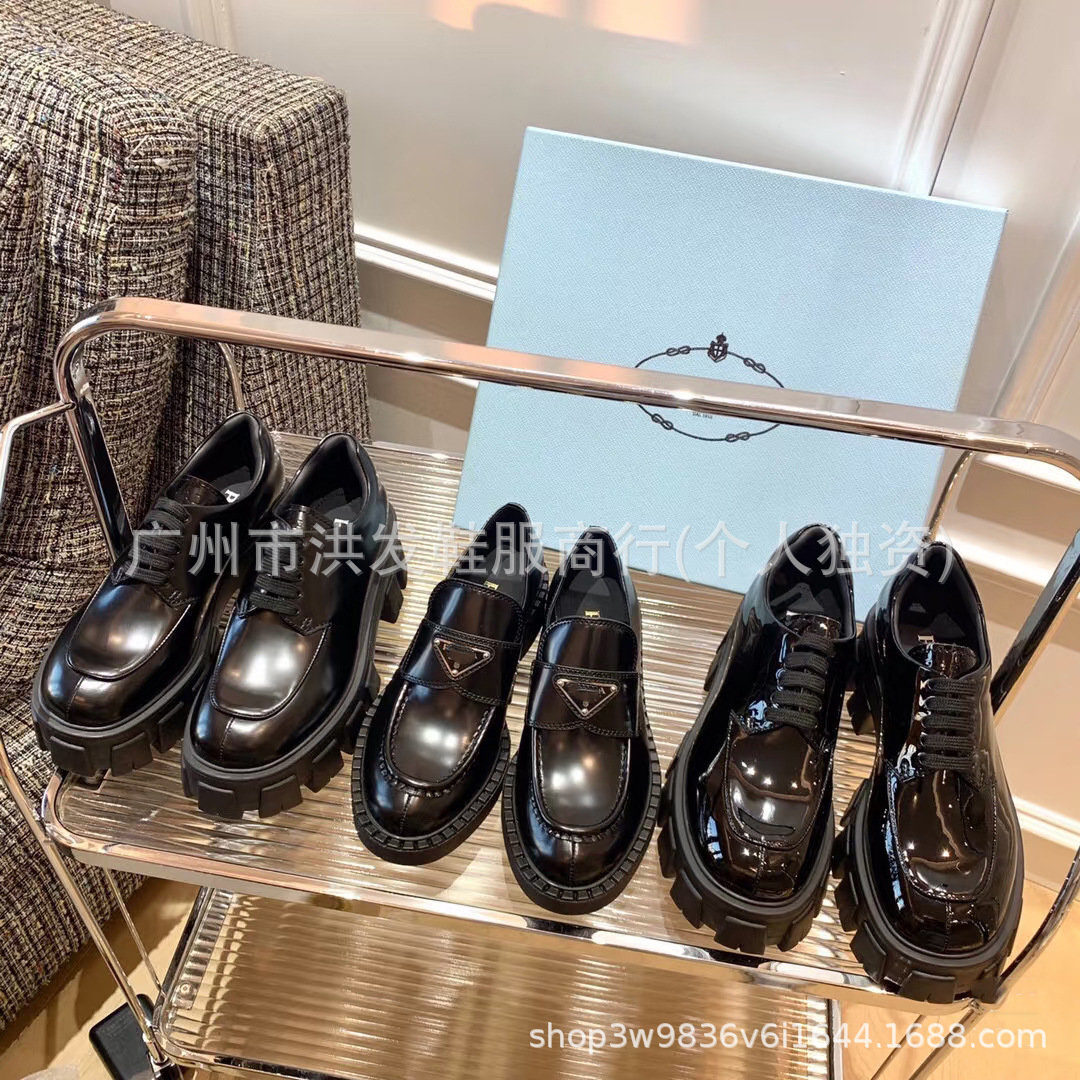 P家乐福鞋2026新款真皮圆头三角标厚底松糕鞋女一脚蹬齿轮小皮鞋