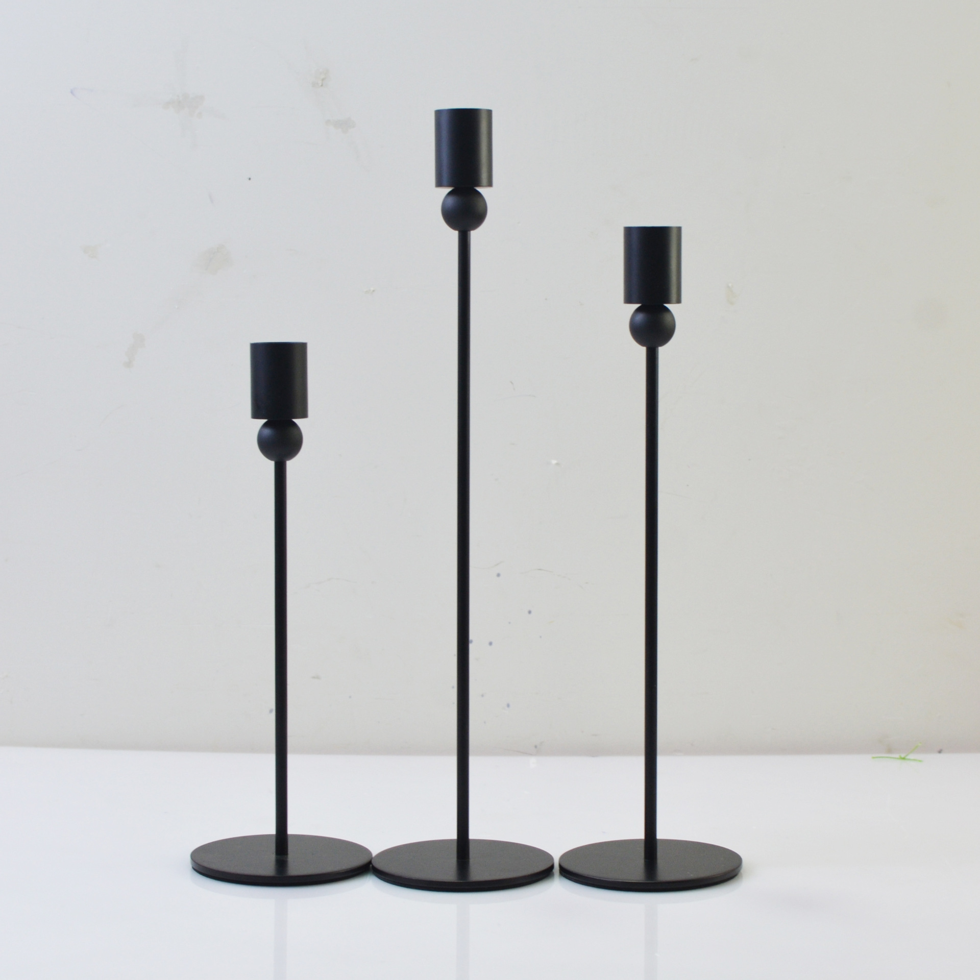 Nordic bola de hierro decorativo titular de la vela de tres piezas conjunto simple candelabro Negro occidental de una sola cabeza decoración candelabro transfronterizo